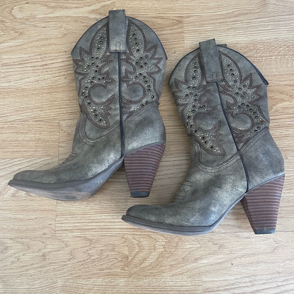 VERY VOLATILE Womens Studded Cowboy Boots